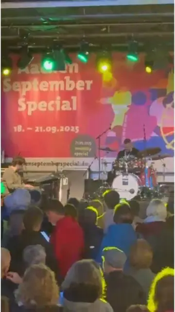 🎶 Aachen September Spezial direkt vor unserer Tür! 🎉Was für ein Wochenende! Auf dem Katschhof – direkt neben unserer Praxis – wurde auch dieses Jahr wieder gefeiert, getanzt und genossen. Das Aachen September Spezial verwandelte die Altstadt in ein pulsierendes Festival für Familien, Musikliebhaber und Genießer.✨ Vier Tage voller Highlights: Von mitreißenden Live-Acts bis zu entspannten Klängen unter freiem Himmel – die musikalische Unterhaltung wie das Konzert von Simon Oslender war ein echtes Erlebnis. Und das Beste? All das direkt neben unserer Praxis!💛 Wir lieben es, Teil dieser lebendigen Stadt zu sein. Bis zum nächsten Jahr – wir freuen uns schon jetzt!#AachenSeptemberSpezial #KatschhofVibes #MusikGenuss #AachenAltstadt #PraxisMittendrin #FestivalFeeling #AachenErleben #domhof #domhofklinik #drjens
