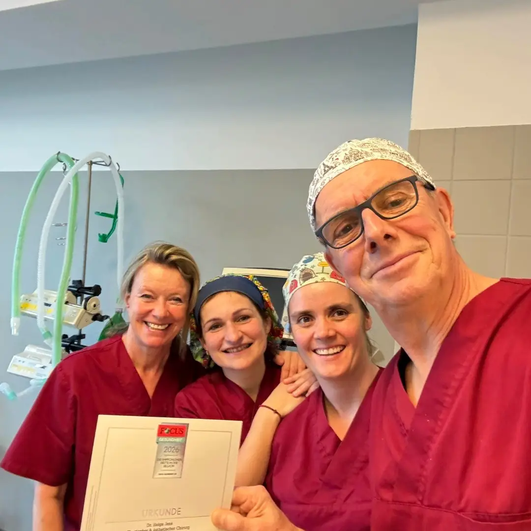 Was für eine schöne Überraschung zum Feierabend! ✨

Heute hat uns per Post die Urkunde von FOCUS-Gesundheit erreicht:
Unsere Praxis wird für den Raum Aachen als empfohlene Adresse für Plastische und Ästhetische Chirurgie ausgezeichnet.

In die Recherche flossen unter anderem ein:
👉Empfehlungen von ärztlichen Kolleginnen und Kollegen
👉fachliche Erfahrung und Qualifikation 
👉wissenschaftliches Engagement 
👉Patientenservice und Erreichbarkeit 
👉Barrierefreiheit 
👉unser Qualitätsmanagement 

Ein besonderer Dank gilt allen, die zu dieser Auszeichnung beigetragen haben – unserem engagierten Team, unseren Kolleginnen und Kollegen sowie unseren Patientinnen und Patienten für ihr Vertrauen.

Auf dem Bild das OP-Team der Domhofklinik nach getaner Arbeit:
Dr. Jens, Dr. G. Wettmann, unsere Anästhesistin, H. Hütten und T. Stevic, langjährige und erfahrene OP-Schwestern.

Danke, dass wir euch jeden Tag mit Kompetenz, Sorgfalt und Herz begleiten dürfen. 💙

#Domhofklinik #DrJens #PlastischeChirurgie #Aachen #FocusGesundheit #Auszeichnung #ÄsthetischeChirurgie #Teamwork #Qualität #Dankbarkeit
