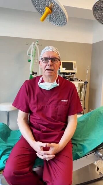 🧐Warum zeigen wir keine OP-Videos?Intimsphäre geht vor Reichweite. Jeder Eingriff ist ein sehr persönlicher Moment, in dem Patientinnen und Patienten uns ihren Körper und ihr Vertrauen anvertrauen. Diese Intimsphäre verdient Schutz – auch dann, wenn Gesichter oder Namen nicht zu sehen wären. Wir können nie kontrollieren, wer solche Aufnahmen später sieht, speichert oder weiterverbreitet.👉Deshalb verzichten wir bewusst auf OP‑Videos.Seriosität bedeutet für uns, Grenzen zu respektieren und Privatsphäre nicht zum Content zu machen.Ein weiterer wichtiger Punkt: In Deutschland ist die Veröffentlichung von Vorher‑Nachher‑Bildern ästhetischer Operationen gesetzlich untersagt (§11 HWG). Auch hier steht der Schutz der Patientinnen und Patienten im Mittelpunkt.#ÄsthetischeChirurgie
#PlastischeChirurgie
#Intimsphäre
#Patientenschutz
#VerantwortungInDerMedizin
#SeriöseÄsthetik
#MedicalEthics
#Aachen
#DrHelgeJens
#VertrauenIstWichtig
#KeineOPVideos
#DatenschutzImOP
#GesundheitIstPrivat
#HWG
#VorherNachherVerbot