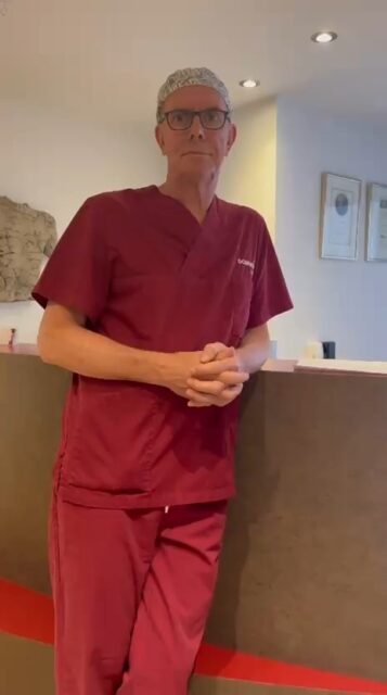 Sie denken über einen ästhetischen Eingriff nach und möchten wissen, wie der Ablauf bei uns ist?Dr. med. Helge Jens erläutert Ihnen gerne ransparent und verständlich, wie wir Sie von der ersten Beratung bis zur Nachsorge begleiten – unabhängig davon, ob die Behandlung durch ihn persönlich oder durch unsere erfahrenen Oberärztinnen, Frau Dr. Nigl und Frau Dr. Esser, erfolgt.So gestalten wir Ihre Behandlung bei uns:📅 Terminvereinbarung
Einen Beratungstermin können Sie bequem online, per E-Mail oder telefonisch vereinbaren. Unser Team steht Ihnen jederzeit unterstützend zur Verfügung.🗣️ Individuelle und ausführliche Beratung
Im persönlichen Gespräch nehmen wir uns ausreichend Zeit für Ihre Fragen und Erwartungen. Sie erhalten eine umfassende Aufklärung über Möglichkeiten, Grenzen sowie Risiken des gewünschten Eingriffs. Im Anschluss haben Sie selbstverständlich Zeit, Ihre Entscheidung in Ruhe zu überdenken. Für weitere Rückfragen steht Ihnen auch nach dem Termin ein direkter Kontakt zu Ihrem behandelnden Arzt zur Verfügung.✨ Der Eingriff
Am Operationstag beziehen Sie Ihr Zimmer in unserer Klinik. Vor dem Eingriff werden alle Schritte erneut detailliert mit Ihnen besprochen. Die Narkose erfolgt durch erfahrene Fachärztinnen und Fachärzte unter Einsatz moderner Verfahren und kontinuierlicher Überwachung.🛏️ Sichere Betreuung nach dem Eingriff
Je nach Eingriff bleiben Sie zur medizinischen Überwachung in der Regel eine Nacht in unserer Klinik. Unser qualifiziertes Pflegepersonal ist rund um die Uhr für Sie da. Durch eine bewusst begrenzte Anzahl an Patientinnen und Patienten können wir eine besonders intensive Betreuung sicherstellen.🏡 Nachsorge + Erreichbarkeit
Nach Ihrer Entlassung erhalten Sie alle wichtigen Informationen für die Zeit zu Hause in schriftlicher Form. Für Fragen oder bei Unsicherheiten besteht jederzeit eine direkte Kontaktmöglichkeit zu Ihrem behandelnden Ärzteteam. Selbstverständlich begleiten wir Sie auch weiter.Ihre Sicherheit + Ihr Wohlbefinden stehen für uns im Mittelpunkt.Gerne informieren wir Sie persönlich – vereinbaren Sie einfach ein unverbindliches Erstgespräch.Telefon: 0241-479920