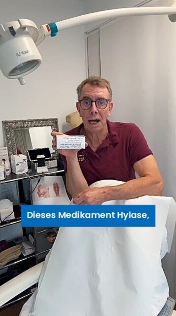 Warum kostet Hyaluron beim Facharzt mehr als in der Billig-Kette? 💉⚠️Günstige Angebote für Unterspritzungen sieht man mittlerweile an jeder Ecke. Doch warum gibt es bei den Preisen so deutliche Unterschiede? Dr. Jens erklärt, warum der vermeintliche Schnäppchenpreis schnell auf Kosten Ihrer Sicherheit gehen kann.Zwei wesentliche Faktoren machen den Unterschied:1️⃣ Erfahrung & Facharzt-ExpertiseIn der Domhofklinik werden Sie ausschließlich von langjährig erfahrenen Fachärztinnen und Fachärzten für Plastische und Ästhetische Chirurgie behandelt (Dr. Jens, Dr. Esser (@dr.denise.esser) & Dr. Nigl (@dr.med.a.nigl). Diese fundierte anatomische und operative Erfahrung schützt Sie vor Fehlbehandlungen, die bei unerfahrenen Anwendern leider immer wieder vorkommen.2️⃣ Für Ihre Sicherheit: Hylase im KühlschrankSollte es bei einer Hyaluron-Behandlung jemals zu einer Komplikation kommen (z. B. Gefäßverschluss oder drohende Nekrosen), zählt jede Minute. Mit dem Enzym Hylase lässt sich Hyaluronsäure sofort wieder auflösen. Für uns ist Hylase wie die Lebensversicherung bei jeder Unterspritzung – und gehört ausnahmslos in den Praxiskühlschrank. Wer diesen „Notfall-Airbag“ nicht griffbereit vorhält, sollte eigentlich gar nicht nicht behandeln.💡 Unser Tipp:Fragen Sie vor jeder Hyaluron-Behandlung nach:„Haben Sie Hylase für den Notfall direkt vor Ort im Kühlschrank?“Falls nicht: Seien Sie vorsichtig und überdenken Sie die Wahl des Behandlers.Ihre Gesundheit und Sicherheit gehen immer vor. ✨Haben Sie Fragen zu Hyaluron-Behandlungen oder möchten Sie sich unverbindlich beraten lassen? Schreiben Sie uns eine DM oder vereinbaren Sie direkt einen Termin über den Link in der Bio.#domhofklinik #aachen #plastischechirurgie #ästhetischechirurgie #hyaluronsäure #hylase #unterspritzung #lippenaufspritzen #faltenbehandlung #patientensicherheit #facharzt #aachencity #beautyeducation #skincaretips #ästhetik