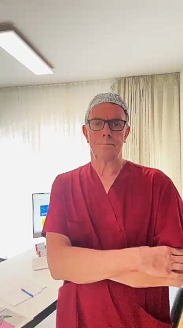 Wie läuft eine Brustverkleinerung in der Domhofklinik ab?Eine Operation beginnt mit einem persönlichen Gespräch. Mit Zeit für Ihre Fragen, einer ausführlichen Aufklärung und Raum, die Entscheidung in Ruhe zu treffen. Auf Wunsch darf auch eine vertraute Person beim Beratungsgespräch dabei sein.Im Video erklärt Dr. Jens den Ablauf – von der ersten Beratung über die Vorbereitung und den Klinikaufenthalt bis zur Nachsorge.Dabei ist uns wichtig: Sie wissen, was auf Sie zukommt, und werden auch nach der Operation persönlich begleitet.Sie denken über eine Brustverkleinerung nach oder haben Fragen? Vereinbaren Sie gerne ein persönliches Beratungsgespräch mit uns - Telefon 0241 479920 oder über unsere Homepage domhofklinik.de#Domhofklinik #DrJens #Brustverkleinerung #Brustchirurgie #PersönlicheBeratung