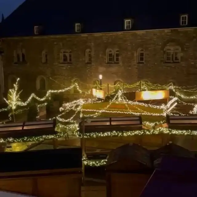 Ein Blick aus unserer Klinik auf den Aachener Weihnachtsmarkt frü morgen, wenn alles still ist! Es ist eine wunderbare Zeit, um eine Beratung bei Dr. Jens oder der Oberärztin Fr. Dr. Nigl für eine Ästhetisch-Plastische Behandlung zu buchen! Wir freuen uns auf Ihren Besuch - und der Weihnachtsmarkt auch!#aachen #weihnachtsmarkt #klinik #domhofhklinik #aachenerweihnachtsmarkt #gutenmorgen #ausblick #domhof #katschhofaachen