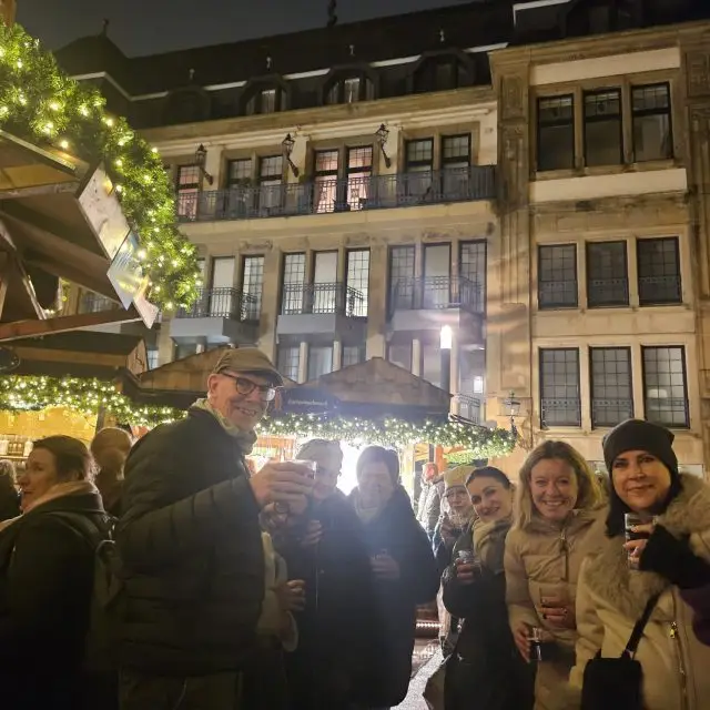 Nach getaner Arbeit vom Aachener Weihnachtsmarkt: das Team der DOMHOF-Klinik verabschiedet sich ins Wochenende!#domhofklinik #aachen #drjens #katschhofaachen #weihnachtsmarkt #wochenende #team #teamwork #aachenerweihnachtsmarkt