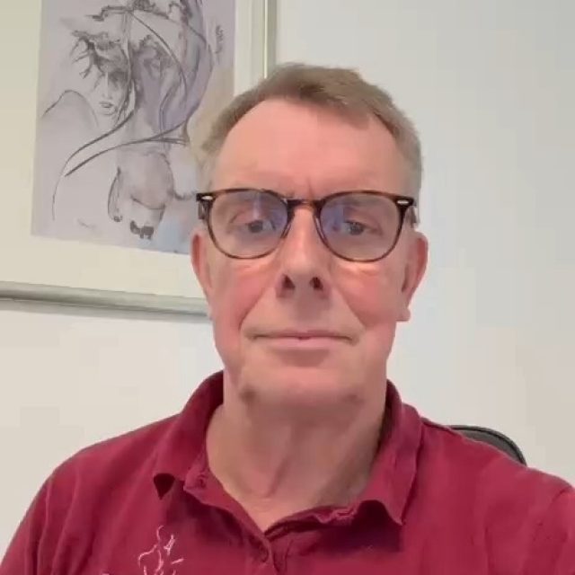 Heute wurden wir in der Sprechstunde wieder gefragt, was der Unterschied von einem Facharzt für Plastische und Ästhetische Chirurgie und einem Schönheitschirurg sei.👉Der Begriff „Schönheitschirurg“ ist in Deutschland nicht geschützt. Jeder Arzt darf sich so nennen – unabhängig von seiner Ausbildung. Sie können sich z. B. direkt nach dem Abschluss Ihres Medizin-Studiums nennen – unabhängig von Ihrer Erfahrung. Ein „Schönheitschirurg“ kann theoretisch jeder Arzt sein – auch ohne spezielle Ausbildung.👉Ein Facharzt für Plastische und Ästhetische Chirurgie hingegen hat eine klare, geregelte Qualifikation:
✅ 6 Jahre Facharztausbildung nach dem Medizinstudium
✅ Nachgewiesene und überprüfte OP-Erfahrung in der Plastischen Chirurgie
✅ Abschluss mit einer anspruchsvollen Facharztprüfung👉Das bedeutet: Wer diesen Titel trägt, hat nachgewiesene und überprüfte praktische Erfahrung, strenge Prüfungen bestanden und ist auf höchstem Niveau ausgebildet. Der Facharzt kennt nicht nur die Schönheitsaspekte von ästhetischen Behandlungen und Operationen, sondern besitzt auch Erfahrung in der Behandlung von Komplikationen – für maximale Sicherheit und Qualität.Wichtig:👉 „Schönheitschirurg“ = kein geschützter Titel
👉 Facharzt = geprüfte ExpertiseSchönheit verdient Kompetenz. Achten Sie bei der Wahl Ihres Arztes auf die Facharztbezeichnung – für Ihre Sicherheit und ein natürliches Ergebnis.#facharzt #drhelgejens #domhofklinik #beauty #plastischechirurgie #Gesundheit
#Medizin #Arzt #Praxis #Patienteninfo