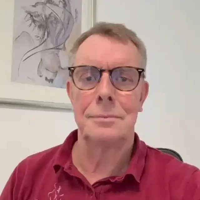 Heute wurden wir in der Sprechstunde wieder gefragt, was der Unterschied von einem Facharzt für Plastische und Ästhetische Chirurgie und einem Schönheitschirurg sei.👉Der Begriff „Schönheitschirurg“ ist in Deutschland nicht geschützt. Jeder Arzt darf sich so nennen – unabhängig von seiner Ausbildung. Sie können sich z. B. direkt nach dem Abschluss Ihres Medizin-Studiums nennen – unabhängig von Ihrer Erfahrung. Ein „Schönheitschirurg“ kann theoretisch jeder Arzt sein – auch ohne spezielle Ausbildung.👉Ein Facharzt für Plastische und Ästhetische Chirurgie hingegen hat eine klare, geregelte Qualifikation:
✅ 6 Jahre Facharztausbildung nach dem Medizinstudium
✅ Nachgewiesene und überprüfte OP-Erfahrung in der Plastischen Chirurgie
✅ Abschluss mit einer anspruchsvollen Facharztprüfung👉Das bedeutet: Wer diesen Titel trägt, hat nachgewiesene und überprüfte praktische Erfahrung, strenge Prüfungen bestanden und ist auf höchstem Niveau ausgebildet. Der Facharzt kennt nicht nur die Schönheitsaspekte von ästhetischen Behandlungen und Operationen, sondern besitzt auch Erfahrung in der Behandlung von Komplikationen – für maximale Sicherheit und Qualität.Wichtig:👉 „Schönheitschirurg“ = kein geschützter Titel
👉 Facharzt = geprüfte ExpertiseSchönheit verdient Kompetenz. Achten Sie bei der Wahl Ihres Arztes auf die Facharztbezeichnung – für Ihre Sicherheit und ein natürliches Ergebnis.#facharzt #drhelgejens #domhofklinik #beauty #plastischechirurgie #Gesundheit
#Medizin #Arzt #Praxis #Patienteninfo