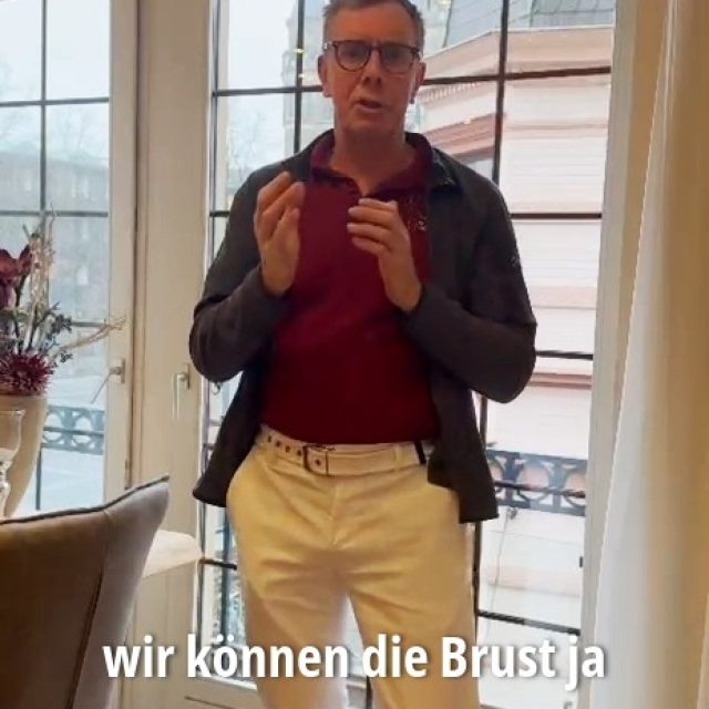 Brust-OP: Warum es nicht DIE eine Methode gibtViele Frauen wünschen sich eine Veränderung der Brust – aber:
Es gibt nicht die eine „perfekte“ Methode für alle.👉In der modernen Brustchirurgie stehen uns verschiedene Verfahren zur Verfügung, z. B.:
- Brustvergrößerung mit Implantaten
- Brustkorrektur mit Eigenfett
- Bruststraffung oder -verkleinerung (z. B. nach Hall-Findlay-Technik)Oft kann man Methoden auch sinnvoll kombinieren.🔍 Welche Methode „die richtige“ ist, hängt immer von Ihnen persönlich ab:Ihrer Ausgangssituation (Brustform, Gewebe, Haut, ggf. Asymmetrien)
Ihren Wünschen (Form, Größe, Natürlichkeit, Dekolleté)
Ihren Lebensumständen (z. B. Sport, Familienplanung)Deshalb ist eine ausführliche, individuelle Beratung der wichtigste Schritt vor jeder Brust-OP.In einem ruhigen Gespräch nehmen wir uns Zeit, um:
- Ihre Wünsche genau zu verstehen
- Ihnen die verschiedenen Möglichkeiten verständlich zu erklären
- gemeinsam herauszufinden, welche Methode realistisch und sinnvoll ist💬 Wichtig:
Sie müssen keine Fachbegriffe kennen – dafür sind wir da.
Sie sollen sich verstanden, ernst genommen und gut informiert fühlen.🤍 Wenn Sie darüber nachdenken, Ihre Brust operieren zu lassen, ist der erste Schritt kein OP-Termin, sondern ein ehrliches, offenes und individuelles Beratungsgespräch.Damit Sie am Ende eine Entscheidung treffen, die zu Ihrem Körper, Ihrem Leben und Ihrem Gefühl passt.#brustchirurgie #brustoperation #brustkorrektur #brustvergrößerung
#bruststraffung #brustverkleinerung #eigenfett #fetttransfer
#brustimplantate #hallfindlay #domhofklinik #drhelgejens #frauenmedizin