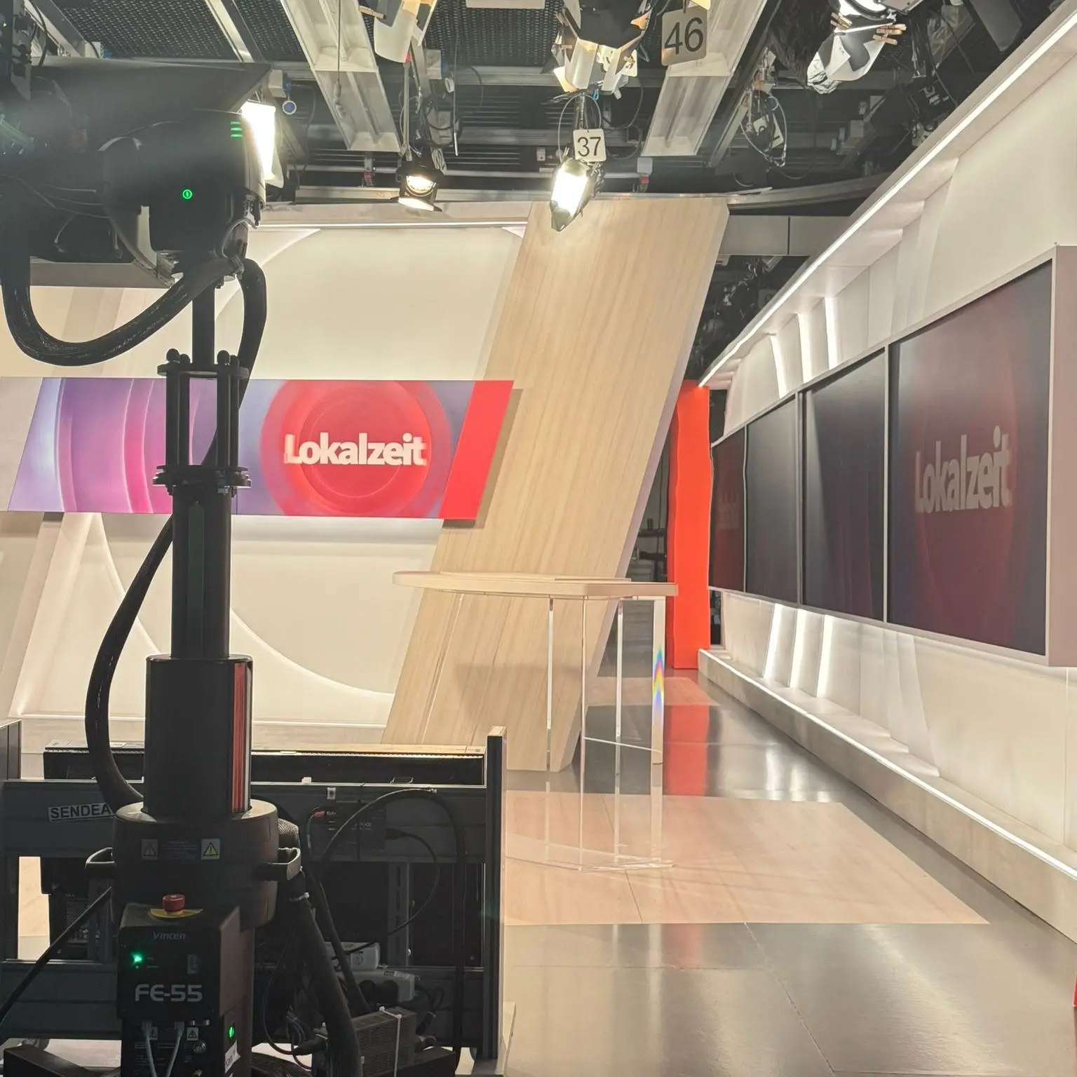 Heute interessante Einladung zum Interview über ästhetische Männerchirurgie - und der WDR Lokalzeit Aachen. Es hat Spaß gemacht, Danke @wdr 

#wdr #domhofklinik #aufklärungistwichtig #drhelgejens #aachen #lokalzeit #männerchirurgie #plastischechirurgie