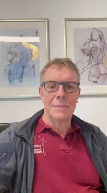 „Nicht jeder Patient wird operiert – und das ist auch gut so.“Im Interview mit dem WDR war der Reporter sichtlich überrascht, als ich erklärte, dass nicht jeder Mensch, der zu mir kommt, automatisch operiert wird.🧐Warum? Weil eine verantwortungsvolle plastisch-ästhetische Medizin immer mit einer ehrlichen und ausführlichen Beratung beginnt.Ich nehme mir für jeden Menschen Zeit – unabhängig davon, ob am Ende eine Behandlung stattfindet oder nicht. Doch es gibt Situationen, in denen ich klar von einer Operation abrate oder sie ablehne:👉wenn Erwartungen unrealistisch sindwenn Risiken zu hoch sind, z. B. bei starken Rauchern mit deutlich erhöhtem Risiko für Wundheilungsstörungen
👉wenn die gewünschte Veränderung medizinisch nicht sinnvoll istSeriosität bedeutet für mich: nicht alles machen, was möglich wäre – sondern nur das, was verantwortungsvoll ist.Und wenn Patienten unsicher sind, ob eine Behandlung für sie wirklich sinnvoll ist?Dann ist eine Zweitmeinung oder sogar eine Drittmeinung bei Kollegen absolut empfehlenswert. Transparenz schafft Vertrauen – und nur so entsteht ein Ergebnis, hinter dem alle stehen können.#PlastischeChirurgie #ÄsthetischeChirurgie #SeriöseSchönheitsmedizin #MedicalExpert #DrHelgeJens #Domhofklinik #EhrlicheBeratung #verantwortungsvollemedizin #KeineOperationUmJedenPreis #Patientensicherheit #RealistischeErwartungen