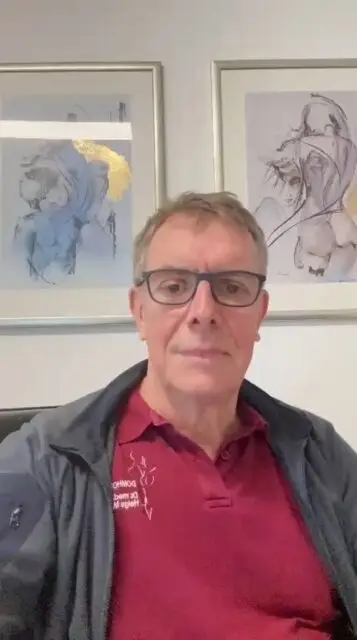 „Nicht jeder Patient wird operiert – und das ist auch gut so.“Im Interview mit dem WDR war der Reporter sichtlich überrascht, als ich erklärte, dass nicht jeder Mensch, der zu mir kommt, automatisch operiert wird.🧐Warum? Weil eine verantwortungsvolle plastisch-ästhetische Medizin immer mit einer ehrlichen und ausführlichen Beratung beginnt.Ich nehme mir für jeden Menschen Zeit – unabhängig davon, ob am Ende eine Behandlung stattfindet oder nicht. Doch es gibt Situationen, in denen ich klar von einer Operation abrate oder sie ablehne:👉wenn Erwartungen unrealistisch sindwenn Risiken zu hoch sind, z. B. bei starken Rauchern mit deutlich erhöhtem Risiko für Wundheilungsstörungen
👉wenn die gewünschte Veränderung medizinisch nicht sinnvoll istSeriosität bedeutet für mich: nicht alles machen, was möglich wäre – sondern nur das, was verantwortungsvoll ist.Und wenn Patienten unsicher sind, ob eine Behandlung für sie wirklich sinnvoll ist?Dann ist eine Zweitmeinung oder sogar eine Drittmeinung bei Kollegen absolut empfehlenswert. Transparenz schafft Vertrauen – und nur so entsteht ein Ergebnis, hinter dem alle stehen können.#PlastischeChirurgie #ÄsthetischeChirurgie #SeriöseSchönheitsmedizin #MedicalExpert #DrHelgeJens #Domhofklinik #EhrlicheBeratung  #verantwortungsvollemedizin #KeineOperationUmJedenPreis #Patientensicherheit #RealistischeErwartungen