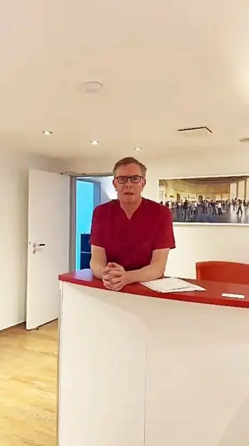 Das Gute bleibt gut. ✨In der Welt der Ästhetischen und Plastischen Chirurgie jagen wir oft neuen Trends hinterher. Doch was zählt wirklich?Mit über 25 Jahren Erfahrung wissen wir: Das Wesentliche einer exzellenten Behandlung ist Ehrlichkeit. 🤝Unser Versprechen an Sie:Realistische Erwartungen: Wir versprechen keine Luftschlösser, sondern finden gemeinsam mit Ihnen wirklichkeitsnahe Lösungen.Schonende Methoden: Wir setzen auf gut verträgliche Operationsmethoden und minimalinvasive Behandlungen.Erfahrung, die Sicherheit gibt: Eine fundierte Ausbildung und jahrzehntelange Expertise sind das Fundament Ihrer Behandlung.Wir möchten, dass Sie sich nicht nur schön, sondern vor allem sicher und gut beraten fühlen.Haben Sie Fragen zu unseren Behandlungsmethoden? Schreiben Sie uns eine Nachricht oder vereinbaren Sie ein Beratungsgespräch.#erfahrung #aachen #asthetics #Real #domhofklinik #beauty #drjens #privatklinik #schönheit #patientenwünsche