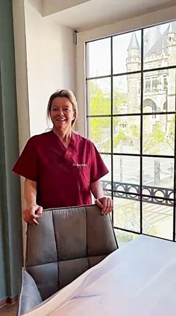 Dürfen wir vorstellen? Das Herzstück unserer Anästhesie: Dr. med. Gabriele Wettmann, Fachärztin für Anästhesie ✨Seit über 21 Jahren ist Fr. Dr. Wettmann die leitende Anästhesistin hier in der Domhofklinik Aachen. Was viele nicht wissen: Die Verbindung zu Klinikgründer Dr. Jens reicht sogar noch weiter zurück – bis in die gemeinsame Studienzeit und die Uniklinik Aachen! 🎓🤝Nach Stationen im In- und Ausland haben sich die Wege 2002 in der Domhofklinik wieder gekreuzt. Gemeinsam mit demTeam der DOMHOF-Klinik sorgt FR. Dr. Wettmann jeden Tag dafür, dass ihr euren Aufenthalt rund um den operativen Eingriff:✅ schmerzfrei
✅ angstfrei
✅ und mit einer ganz persönlichen Betreuung erlebt.Für uns sind das die wichtigsten Zutaten für ein perfektes Operationsergebnis. Und das Beste? Nach all den Jahren sprüht das gesamte Team immer noch vor Freude an der Arbeit! 💖Vereinbaren Sie Ihren Termin und überzeugen Sie sich selbst von der besonderen Atmosphäre bei uns am Dom.Euer Team der Domhofklinik#Domhofklinik #Aachen #Anästhesie #Expertise #Patientenwohl #Teamspirit #Schmerzfrei #ÄsthetischeChirurgie #MedizinMitHerz #TraditionUndInnovation