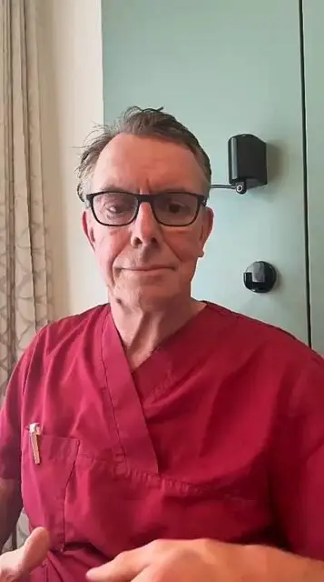 Ästhetische Medizin bedeutet weit mehr als äußere Veränderung – sie bedeutet Vertrauen, Feingefühl und Verantwortung.Als Facharzt für Plastische und Ästhetische Chirurgie sehe ich es als meine Aufgabe, Menschen auf ihrem Weg zu mehr Wohlbefinden zu begleiten – ehrlich, individuell und auf Augenhöhe.Das bedeutet für mich:
* Ihre Wünsche ernst zu nehmen
* Ihre Erwartungen realistisch zu besprechen
* Ihre Gesundheit an erste Stelle zu setzen
* gemeinsam die beste Entscheidung zu treffenUnd manchmal ist genau das die wichtigste Entscheidung: einen Eingriff nicht durchzuführen.
Echte Qualität zeigt sich nicht darin, jeden Wunsch zu erfüllen – sondern darin, verantwortungsbewusst zu handeln und langfristiges Wohlbefinden in den Mittelpunkt zu stellen.Mein Ziel ist es, dass Sie sich sicher, verstanden und gut beraten fühlen – ganz gleich, welchen Weg wir gemeinsam wählen.Vertrauen entsteht dort, wo Ehrlichkeit und medizinische Kompetenz zusammentreffen. Wir als Fachärzte sollten uns immer unserer Verantwortung bewusst sein und auch den Mut haben, Behandlungen abzulehen.#plastischechirurgie #ästhetischemedizin #verantwortung #vertrauen #gesundheit #patientenwohl #beratung #ethikinderchirurgie #bewusstentscheiden #domhof #drjens