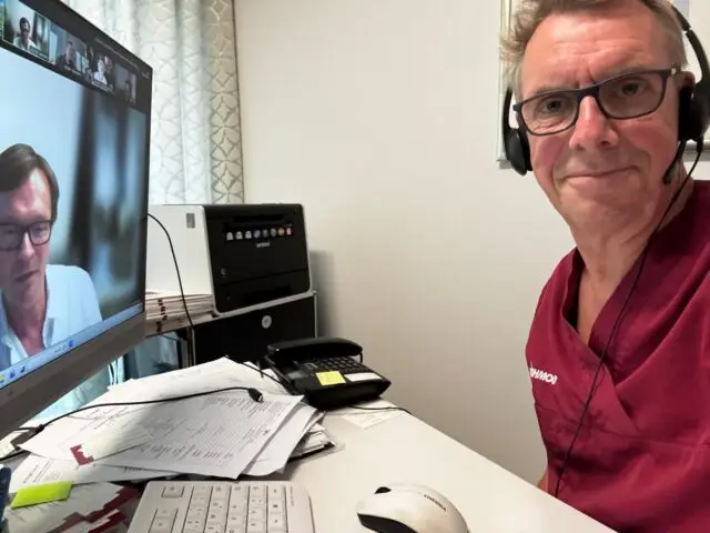 Heute war ich Teil des Webinar-Moduls „Praxisgründung als Plastische(r) Chirurg/in – von der Idee zur erfolgreichen Niederlassung“ sein.Das Webinar wurde von der DGÄPC (Deutsche Gesellschaft für Ästhetisch‑Plastische Chirurgie - @dgaepc1972) organisiert – einer Fachgesellschaft für qualitätsorientierte ästhetisch‑plastische Chirurgie in Deutschland, mit Dr. Dietmar Scholz (@dr.dietmarscholz)  als Leiter der Akademie und Dr. Michaela Montanari (@dr.michaelamontanari) als Präsidentin.Es war mir eine große Freude, gemeinsam mit Dr. Thorsten Kantelhardt und Dr.. Alexander Hilpert (@klinik_dr_hilpert) als Referenten dabei zu sein – wir drei alle auch ehemalige Präsidenten der DGÄPC – und unsere Erfahrungen weiterzugeben. Besonders wertvoll ist es mir, meine 25-jährige Erfahrung als niedergelassener ästhetischer Chirurg mit Kolleginnen und Kollegen in Weiterbildung zu teilen.Gerade auf dem Weg in die eigene Praxis ist Orientierung entscheidend – und unsere gesammelten Erfahrungen können helfen, Sicherheit zu geben, typische Herausforderungen greifbarer zu machen und den nächsten Schritt ein Stück leichter zu gestalten.Der offene Austausch und die vielen interessierten Fragen haben einmal mehr gezeigt, wie wichtig kollegiale Unterstützung und gegenseitiges Lernen in unserer Fachrichtung sind.Vielen Dank an alle Teilnehmenden für das Vertrauen, die inspirierenden Gespräche und die durchweg positive Atmosphäre!#sicherheit #weiterbildung #plastischechirurgie #drjens #dgaepc1972 #facharztausbildung