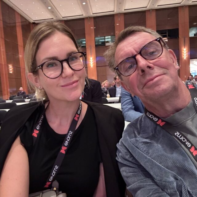 Ein inspirierender Tag 2 auf der DGPRÄC-Jahrestagung! ✨Ein großes Dankeschön an das gesamte Organisationsteam, insbesondere an Dr. Dirk Richter (@dr.dirk.richter) und Dr. Nuri Alamuti (@nurialamuti), für diesen herausragenden Kongress und den gewinnbringenden fachlichen Austausch.Ein ganz persönliches Highlight des Tages: Gemeinsam mit meiner geschätzten Kollegin Dr. Esser durfte ich Dr. Elizabeth „Betsy“ Hall-Findley persönlich kennenlernen. Ihre wegweisende Technik und Methodik prägt seit vielen Jahren unsere tägliche chirurgische Praxis bei Bruststraffungen und Brustverkleinerungen.Sich direkt mit der Pionierin dieser Verfahren über Details, Langzeitergebnisse und moderne Entwicklungen auszutauschen, war eine echte Inspiration – und zeigt wieder einmal, wie wertvoll der internationale Dialog für die chirurgische Präzision und die Sicherheit unserer Patientinnen ist.Wir nehmen viele neue Impulse mit nach Hause in den Domhof!#DGPRÄC #Domhofklinik #PlastischeChirurgie #ÄsthetischeChirurgie #HallFindley #Brustchirurgie #Brustverkleinerung #Bruststraffung #Fachkongress #KollegialerAustausch #Fortbildung #ChirurgieAufHöchstemNiveau