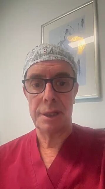 Das wichtigste Kriterium bei einer ästhetischen Operation? Sicherheit.Sicherheit beginnt lange vor dem Eingriff.Wer über eine ästhetische Operation nachdenkt, sollte nicht nur auf das geplante Ergebnis achten. Mindestens genauso wichtig sind eine ehrliche Aufklärung, die Erfahrung des Operateurs und eine verlässliche Betreuung danach.Für unsere Fachärzte Dr. Helge Jens und sein Team mit Fr. Dr. Nigl und Fr. Dr. Esser steht Transparenz an erster Stelle. Deshalb nehmen wir uns Zeit, unsere Patientinnen und Patienten ausführlich über mögliche Risiken, Komplikationen und den individuellen Behandlungsverlauf aufzuklären. Denn eine gute Entscheidung kann nur auf einer umfassenden Information beruhen.Ein weiterer wesentlicher Faktor für die Sicherheit ist die Erfahrung des behandelnden Teams. Eingespielte Abläufe und langjährige Zusammenarbeit schaffen Vertrauen und sorgen für ein hohes Maß an Qualität. So arbeitet Dr. Jens beispielsweise bereits seit 25 Jahren mit seiner Anästhesistin zusammen.Auch nach dem Eingriff endet die Verantwortung nicht: Alle Patientinnen und Patienten erhalten die private Rufnummer des behandelnden Arztes, so dass sie bei Fragen oder Unsicherheiten jederzeit uns direkt kontaktieren.Sicherheit, Transparenz und persönliche Betreuung sollten bei der Wahl Ihres Operateurs genauso wichtig sein wie das ästhetische Ergebnis.Dies sollten Sie bei der Wahl Ihres Facharztes für Plastische und Ästhetische Chirurgie bedenken.#Patientensicherheit #ÄsthetischeChirurgie #Transparenz #Vertrauen #Arztwahl #PlastischeChirurgie #ÄsthetischeMedizin #DrHelgeJens #domhofklinik